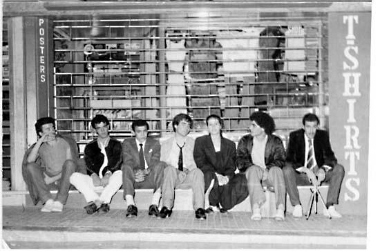 i_1982-1983_Fin Curso.jpg - Instituto español de Tanger-Marruecoscurso 1982-1983- Curso de Orientación Universitaria Enviada por Abdelhalim Mhend Ouhana, Traductor e intérprete tangerino, Granada(España)  A los que un día fueron compañeros de estudios y de vivencias inolvidables, un abrazo.Hasta siempre, en Tanger nos veremos algún día.Halim. Fin de curso.-Paseo de noche por Tanger despues de la fiesta. Soy el segundo por la izquierda.